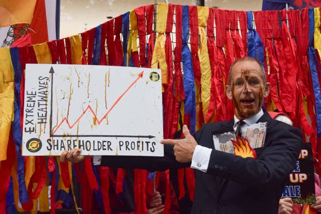 May 19, 2026, London, England, United Kingdom: A climate activist dressed as an executive covered in Ã¢â‚¬ËœoilÃ¢â‚¬â ¢ (actually treacle) holds a graph during a protest outside Shell headquarters on the day of the oil giantÃ¢â‚¬â ¢s Annual General Meeting, AGM. London United Kingdom - ZUMAv130 20260519_zip_v130_009 Copyright: xVukxValcicx