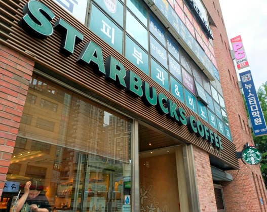 Starbucks schließt in Südkorea temporär alle Filialen, Archivbilder Starbucks Korea, May 19, 2026 : A Starbucks coffee shop in Seoul, South Korea. Starbucks Korea, operated by Shinsegae Group affiliate E-Mart, launched an online Tank Day promotion on the anniversary of the May 18 Gwangju uprising before halting the event within hours amid criticism. The promotion offered discounts on Tank tumbler sets along with the phrase, Put it on the table with a sound of Tak! . Civic groups said that the word tank recalled military vehicles deployed during the crackdown on the uprising in 1980 and tak was seen by some as evoking the 1987 torture death of student activist Park Jong-Chol. Shinsegae Group Chairman Chung Yong-Jin on Tuesday issued an apology over the promotional event.  aflo_331118998