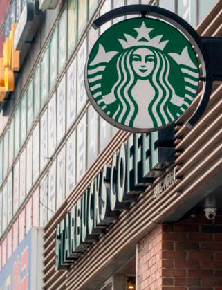 Starbucks schließt in Südkorea temporär alle Filialen, Archivbilder Starbucks Korea, May 19, 2026 : A Starbucks coffee shop in Seoul, South Korea. Starbucks Korea, operated by Shinsegae Group affiliate E-Mart, launched an online Tank Day promotion on the anniversary of the May 18 Gwangju uprising before halting the event within hours amid criticism. The promotion offered discounts on Tank tumbler sets along with the phrase, Put it on the table with a sound of Tak! . Civic groups said that the word tank recalled military vehicles deployed during the crackdown on the uprising in 1980 and tak was seen by some as evoking the 1987 torture death of student activist Park Jong-Chol. Shinsegae Group Chairman Chung Yong-Jin on Tuesday issued an apology over the promotional event.  aflo_331119098