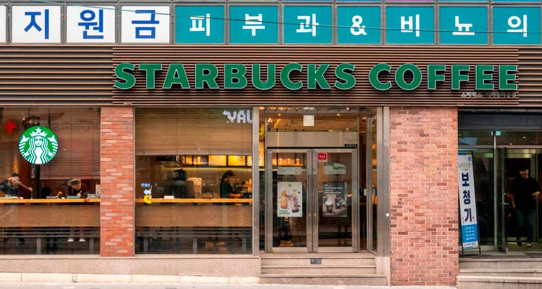 Starbucks schließt in Südkorea temporär alle Filialen, Archivbilder Starbucks Korea, May 19, 2026 : A Starbucks coffee shop in Seoul, South Korea. Starbucks Korea, operated by Shinsegae Group affiliate E-Mart, launched an online Tank Day promotion on the anniversary of the May 18 Gwangju uprising before halting the event within hours amid criticism. The promotion offered discounts on Tank tumbler sets along with the phrase, Put it on the table with a sound of Tak! . Civic groups said that the word tank recalled military vehicles deployed during the crackdown on the uprising in 1980 and tak was seen by some as evoking the 1987 torture death of student activist Park Jong-Chol. Shinsegae Group Chairman Chung Yong-Jin on Tuesday issued an apology over the promotional event.  aflo_331119363