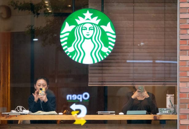 Starbucks schließt in Südkorea temporär alle Filialen, Archivbilder Starbucks Korea, May 19, 2026 : A Starbucks coffee shop in Seoul, South Korea. Starbucks Korea, operated by Shinsegae Group affiliate E-Mart, launched an online Tank Day promotion on the anniversary of the May 18 Gwangju uprising before halting the event within hours amid criticism. The promotion offered discounts on Tank tumbler sets along with the phrase, Put it on the table with a sound of Tak! . Civic groups said that the word tank recalled military vehicles deployed during the crackdown on the uprising in 1980 and tak was seen by some as evoking the 1987 torture death of student activist Park Jong-Chol. Shinsegae Group Chairman Chung Yong-Jin on Tuesday issued an apology over the promotional event.  aflo_331119406