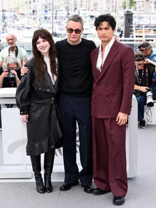 IPA84860396 - Cannes, 79th Cannes Film Festival 2026, day 8. Her Private Hell Pictured: Sophie Thatcher , Nicolas Winding Refn, Charles Melton  Copyright: xAlbertoxTerenghix xPoolxPhotoxEventsx07x 84860396