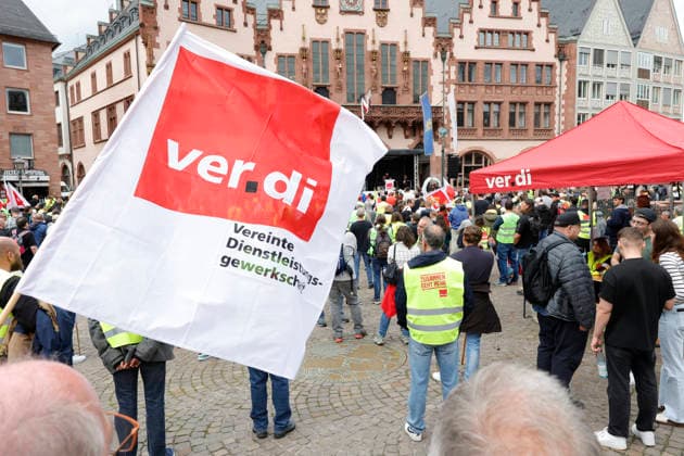 Tarifrunde Deutsche Telekom 19.05.2026 Eintägiger flächendeckender Warnstreik in Hessen seit dem frühen Morgen soll den Druck vor der vierten Verhandlungsrunde erhöhen. Damit reagiert die Gewerkschaft VERDI auf das enttäuschende und unzureichende Angebot für die Erhöhung der Vergütungen vom Arbeitgeber mit einem Demonstrationszug und zentraler Kundgebung auf dem Frankfurter Römer Frankfurt Main Hessen Deutschland *** Collective bargaining round Deutsche Telekom 19 05 2026 One-day nationwide warning strike in Hesse since the early morning to increase pressure ahead of the fourth round of negotiations The VERDI union is responding to the disappointing and inadequate offer for the increase in remuneration from the employer with a
