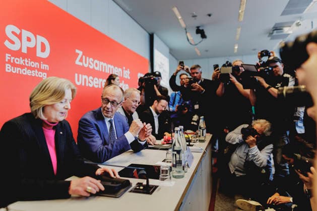 (L-R) Baerbel Bas (SPD), Bundesministerin fuer Arbeit und Soziales, Friedrich Merz (CDU), Bundeskanzler, und Matthias Miersch, Fraktionsvorsitzender der SPD im Deutschen Bundestag, aufgenommen vor der Fraktionssitzung der SPD in Berlin, 19.05.2026. Berlin Deutschland *** L R Baerbel Bas SPD , Federal Minister for Labor and Social Affairs, Friedrich Merz CDU , Federal Chancellor, and Matthias Miersch, leader of the SPD parliamentary group in the German Bundestag, taken before the SPD parliamentary group meeting in Berlin, 19 05 2026 Berlin Germany Copyright: xFlorianxGaertnerx