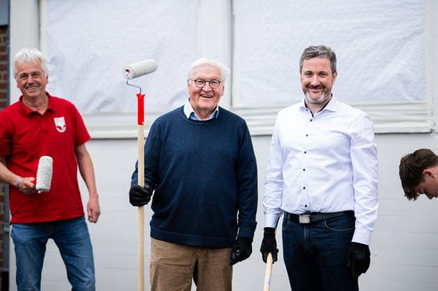 19.05.2026 - Frank-Walter Steinmeier in Herzebrock-Clarholz: Anlässlich des deutschlandweiten Ehrentags zum Geburtstags des Grundgesetzes besucht der Bundespräsident zahlreiche Mitmach-Aktionen bundesweit - hier am Vereinsgelände des Herzebrocker SV in Herzebrock-Clarholz bei Malerarbeiten am Vereinsgebäude mit Bürgermeister Marco Diethelm (CDU). , Herzebrock Nordrhein-Westfalen Deutschland Herzebrocker Sportverein *** 19 05 2026 Frank Walter Steinmeier in Herzebrock Clarholz On the occasion of the Germany-wide day of honor for the birthday of the Basic Law, the Federal President visits numerous participatory activities nationwide here at the club grounds of the Herzebrocker SV in Herzebrock Clarholz during painting work on the club
