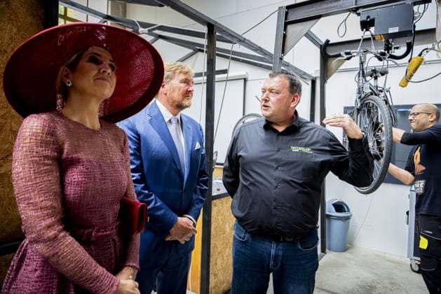 ROERMOND - King Willem-Alexander and Queen Maxima during a visit to the Weerstand area, a former industrial site being developed into a residential and living environment, as part of the regional visit to the municipalities of Maasgouw, Echt-Susteren, Roerdalen, and Roermond. PATRICK VAN KATWIJK POOL ANP netherlands out - belgium out  Copyright: xx x558761733x originalFilename: 558761733.jpg
