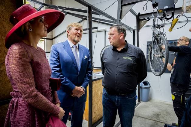 ROERMOND - King Willem-Alexander and Queen Maxima during a visit to the Weerstand area, a former industrial site being developed into a residential and living environment, as part of the regional visit to the municipalities of Maasgouw, Echt-Susteren, Roerdalen, and Roermond. PATRICK VAN KATWIJK POOL ANP netherlands out - belgium out  Copyright: xx x558761741x originalFilename: 558761741.jpg