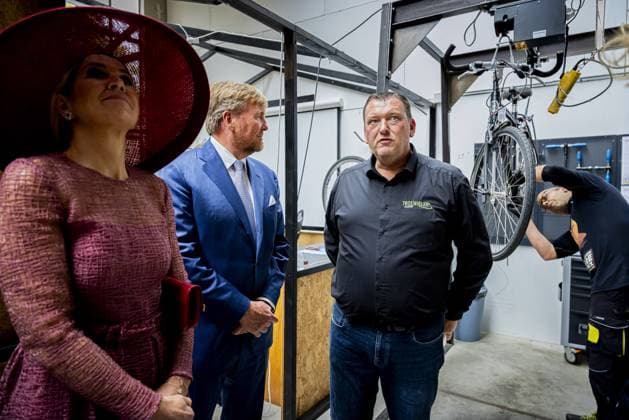 ROERMOND - King Willem-Alexander and Queen Maxima during a visit to the Weerstand area, a former industrial site being developed into a residential and living environment, as part of the regional visit to the municipalities of Maasgouw, Echt-Susteren, Roerdalen, and Roermond. PATRICK VAN KATWIJK POOL ANP netherlands out - belgium out  Copyright: xx x558761744x originalFilename: 558761744.jpg