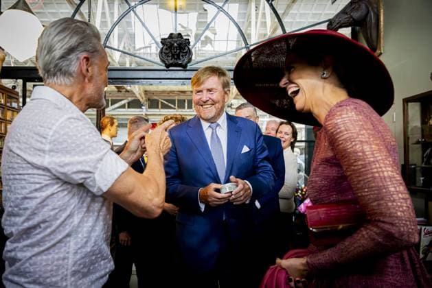 ROERMOND - King Willem-Alexander and Queen Maxima during a visit to the Weerstand area, a former industrial site being developed into a residential and living environment, as part of the regional visit to the municipalities of Maasgouw, Echt-Susteren, Roerdalen, and Roermond. PATRICK VAN KATWIJK POOL ANP netherlands out - belgium out  Copyright: xx x558761753x originalFilename: 558761753.jpg
