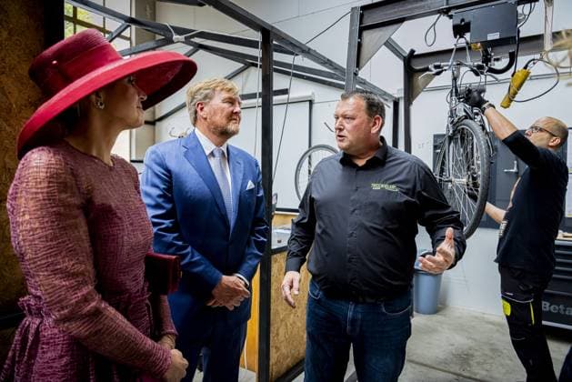 ROERMOND - King Willem-Alexander and Queen Maxima during a visit to the Weerstand area, a former industrial site being developed into a residential and living environment, as part of the regional visit to the municipalities of Maasgouw, Echt-Susteren, Roerdalen, and Roermond. PATRICK VAN KATWIJK POOL ANP netherlands out - belgium out  Copyright: xx x558761863x originalFilename: 558761863.jpg