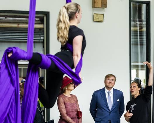 ROERMOND - King Willem-Alexander and Queen Maxima during a visit to the Weerstand area, a former industrial site being developed into a residential and living environment, as part of the regional visit to the municipalities of Maasgouw, Echt-Susteren, Roerdalen, and Roermond. REMKO DE WAAL ANP netherlands out - belgium out  Copyright: xx x558762718x originalFilename: 558762718.jpg
