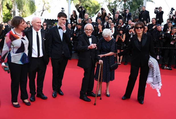 May 19, 2026, Cannes, Cote D azur, France: LESLEY ASHTON, KEN LOACH, jury member PAUL LAVERTY and guests on the red carpet for the screening of AMARGA NAVIDAD at the 79th Annual Cannes Film Festival at Palais des Festivals in Cannes, France Cannes France  - ZUMAc179 20260519_zep_c179_063 Copyright: xMickaelxChavetx