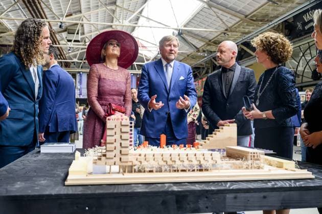 Roermond, The Netherlands, 2026-05-19 14:24:14 ROERMOND, 19-05-2026 King Willem Alexander and Queen Maxima during a regional visit to the municipalities of Maasgouw, Echt-Susteren, Roerdalen, and Roermond. PHOTO: NLBeeld Patrick van Emst. In the photo: The Royal Couple engages in conversation with residents in Roermond about democracy and participation, with the theme Democracy; for me too . Credit: NL Beeld Patrick van Emst  Copyright: xx x