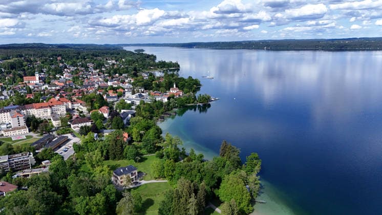 Ein Frühsommertag bei Tutzing (Landkreis Starnberg). Hier der Blick auf die Ortschaft mit der Pfarrkirche St.Joseph (mitte links) der Alten Kirche am See und den Starnberger See, Blickrichtung Norden ,wandern, spazieren, Radfahren, Ausblick, Naherholung, Münchner Umland, Wetterbild, Ausflugswetter *** An early summer day near Tutzing, district of Starnberg Here the view of the village with the parish church of St. Joseph in the middle left of the old church on the lake and Lake Starnberg, looking north, hiking, walking, cycling, view, local recreation, Munich area, weather picture, excursion weather