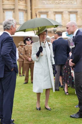 Princess Anne at Royal Garden Party at Buckingham Palace in London, UK, 19 May 2026 The Princess Royal shelters under an umbrella as she meets guests during The Not Forgotten Association Annual Garden Party at Buckingham Palace, London. Picture date: Tuesday May 19, 2026., Credit:Yui Mok PA ROTA - B68 Avalon United Kingdom, London  Copyright: xYuixMokx xPAxROTAx-xB68x xAvalonx 1100609730