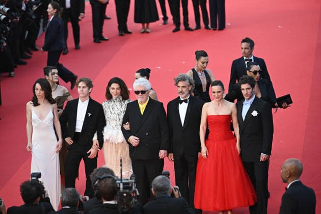 79ème Festival International du Film de Cannes Montée des marches du film Amarga Navidad 79th International Cannes Film Festival Red Carpet for Amarga Navidad movie 456441 2026 05 19 Almodovar, Pedro Romero, Amaia Smit, Milena Luengo, Victoria Criado, Patrick Lennie, Barbara Sbaraglia, Leonardo Sanchez Gijon Aitana Gutierrez, Quim de Palma, Rossy Alvarez, Nieves Copyright: xSergexArnalx xStarfacex STAR_456441_028