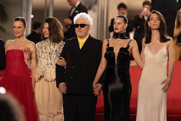 Aitana Sánchez Gijón, Bárbara Lennie, Pedro Almodóvar, Milena Smit, Victoria Luengo Descente des marches du film Amarga Navidad lors du 79ème Festival International du Film de Cannes, le 19 mai 2026 Olivier Borde Bestimage People leaving the red carpet for Amarga Navidad at the 79th Cannes International Film Festival on May 19, 2026 Cannes France  Copyright: xOLIVIERxBORDEx xBESTIMAGExOLIVIERxBORDEx xBESTIMAGEx