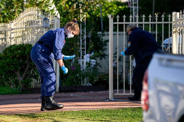 FATAL SHOOTING WESTERN SYDNEY, NSW Police and forensics establish a crime scene at a home following an alleged fatal shooting where one man died and four others were hospitalised, in the south-west suburb of Canley Heights, Sydney, Wednesday, May 20, 2026. ( NO ARCHIVING Sydney New South Wales Australia  Copyright: xBIANCAxDExMARCHIx 20260520124106344830