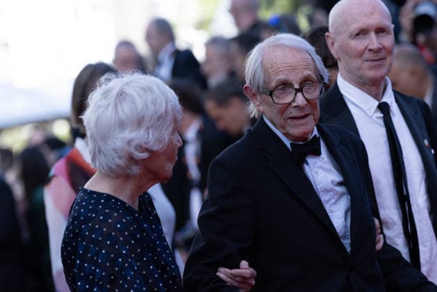 Lesley Ashton et son mari Ken Loach, Paul Laverty Montée des marches du film Amarga Navidad lors du 79ème Festival International du Film de Cannes, le 19 mai 2026 Olivier Borde Bestimage Red carpet for Amarga Navidad at the 79th Cannes International Film Festival on May 19, 2026 Cannes France  Copyright: xOLIVIERxBORDEx xBESTIMAGExOLIVIERxBORDEx xBESTIMAGEx
