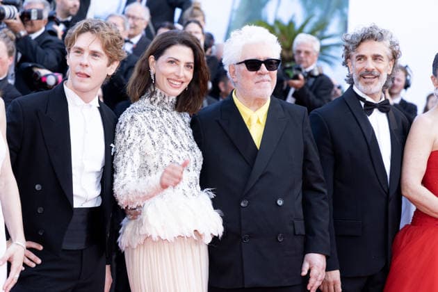 Patrick Criado, Bárbara Lennie, Pedro Almodóvar, Leonardo Sbaraglia Montée des marches du film Amarga Navidad lors du 79ème Festival International du Film de Cannes, le 19 mai 2026 Olivier Borde Bestimage Red carpet for Amarga Navidad at the 79th Cannes International Film Festival on May 19, 2026 Cannes France  Copyright: xOLIVIERxBORDEx xBESTIMAGExOLIVIERxBORDEx xBESTIMAGEx