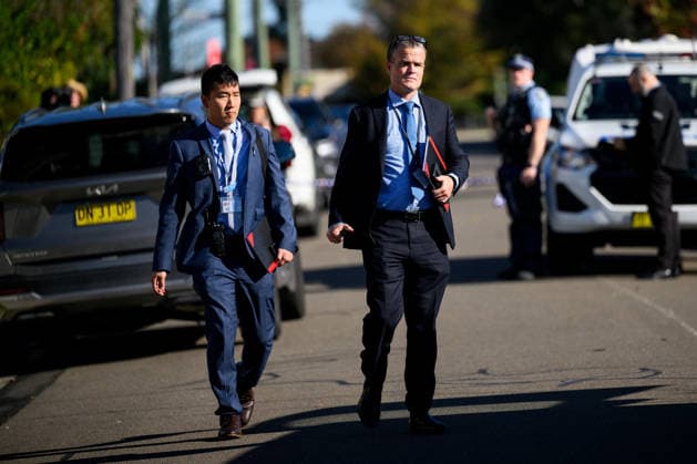 FATAL SHOOTING WESTERN SYDNEY, NSW Detectives arrive at crime scene at a home following an alleged fatal shooting where one man died and four others were hospitalised, in the south-west suburb of Canley Heights, Sydney, Wednesday, May 20, 2026. ( NO ARCHIVING Sydney New South Wales Australia  Copyright: xBIANCAxDExMARCHIx 20260520123648592877