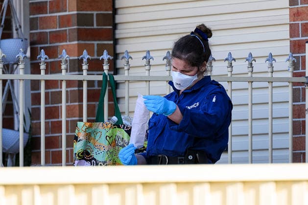 FATAL SHOOTING WESTERN SYDNEY, NSW orensics inspect possible evidence at a crime scene at a home following an alleged fatal shooting where one man died and four others were hospitalised, in the south-west suburb of Canley Heights, Sydney, Wednesday, May 20, 2026. ( NO ARCHIVING Sydney New South Wales Australia  Copyright: xBIANCAxDExMARCHIx 20260520198002814940