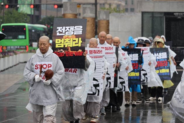 Buddhist monks, activists call for peace in the Middle East Monks of the Jogye Order and peace activists perform 108 prostrations in front of the US Embassy in Seoul, South Korea, on May 20, 2026. The demonstrators utilized the traditional Buddhist ritual to pray for an immediate end to the conflict in the Middle East and to advocate for global peace. Seoul South Korea  Copyright: xMatrixxImagesx xLeexSang-hoonx