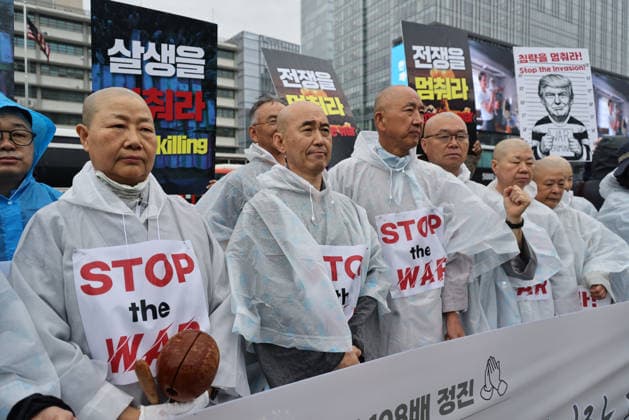 Buddhist monks, activists call for peace in the Middle East Monks of the Jogye Order and peace activists perform 108 prostrations in front of the US Embassy in Seoul, South Korea, on May 20, 2026. The demonstrators utilized the traditional Buddhist ritual to pray for an immediate end to the conflict in the Middle East and to advocate for global peace. Seoul South Korea  Copyright: xMatrixxImagesx xLeexSang-hoonx