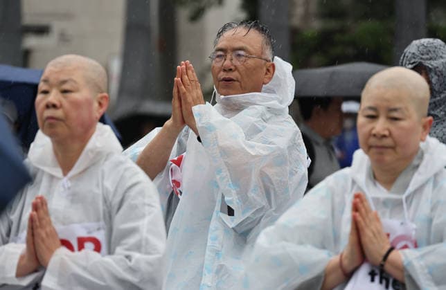 Buddhist monks, activists call for peace in the Middle East Monks of the Jogye Order and peace activists perform 108 prostrations in front of the US Embassy in Seoul, South Korea, on May 20, 2026. The demonstrators utilized the traditional Buddhist ritual to pray for an immediate end to the conflict in the Middle East and to advocate for global peace. Seoul South Korea  Copyright: xMatrixxImagesx xLeexSang-hoonx