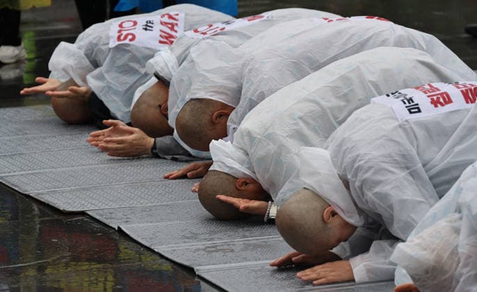 Buddhist monks, activists call for peace in the Middle East Monks of the Jogye Order and peace activists perform 108 prostrations in front of the US Embassy in Seoul, South Korea, on May 20, 2026. The demonstrators utilized the traditional Buddhist ritual to pray for an immediate end to the conflict in the Middle East and to advocate for global peace. Seoul South Korea  Copyright: xMatrixxImagesx xLeexSang-hoonx
