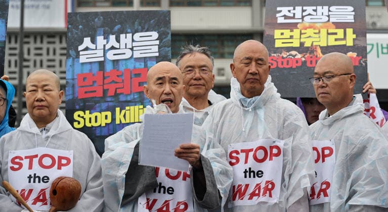 Buddhist monks, activists call for peace in the Middle East Monks of the Jogye Order and peace activists perform 108 prostrations in front of the US Embassy in Seoul, South Korea, on May 20, 2026. The demonstrators utilized the traditional Buddhist ritual to pray for an immediate end to the conflict in the Middle East and to advocate for global peace. Seoul South Korea  Copyright: xMatrixxImagesx xLeexSang-hoonx