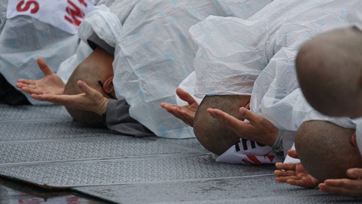 Buddhist monks, activists call for peace in the Middle East Monks of the Jogye Order and peace activists perform 108 prostrations in front of the US Embassy in Seoul, South Korea, on May 20, 2026. The demonstrators utilized the traditional Buddhist ritual to pray for an immediate end to the conflict in the Middle East and to advocate for global peace. Seoul South Korea  Copyright: xMatrixxImagesx xLeexSang-hoonx