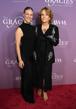 2026 Gracie Awards Gala Tracy Spiridakos and Lea Thompson arriving to The Alliance For Women In Media Foundation™s 2026 Gracie Awards Gala at the Beverly Wilshire Four Seasons Hotel on May 19, 2026 in Beverly Hills, CA. Beverly Hills Beverly Wilshire Hotel California USA Copyright: xWattx xAFF-USA.COMx