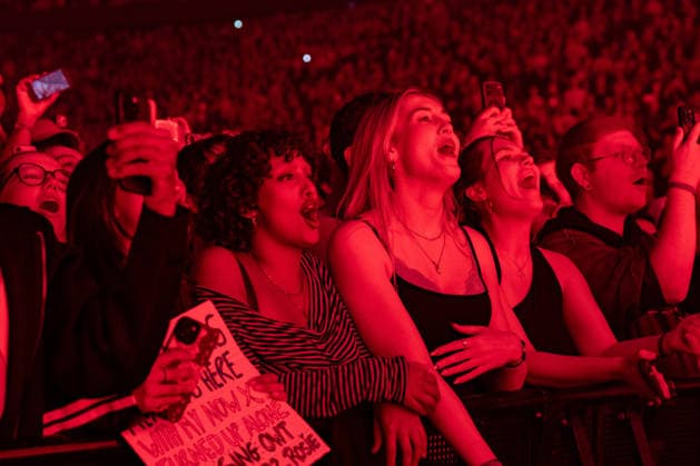 May 19, 2026, London, United Kingdom: The front row and crowd seen enjoying the Rayes concert. Raye brings her This Tour May Contain New Music arena tour back to the O2 London. Raye s support acts on the tour and her younger sisters and rising artists, ABSOLUTELY and AMMA London United Kingdom - ZUMAs197 20260519_aaa_s197_503 Copyright: xBonniexBritainx