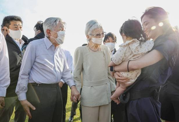 Entertainment Bilder des Tages #2 Ex-Emperor Akihito stays at imperial villa in Hayama Former Japanese Emperor Akihito (2nd from L) and former Empress Michiko (3rd from L) chat with people while taking a walk around an imperial villa in Hayama in Kanagawa Prefecture, near Tokyo, on May 19, 2026. The couple will stay at the villa through May 26. (Pool photo)  A14AA0005586684P