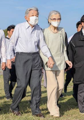 Ex-Emperor Akihito stays at imperial villa in Hayama Former Japanese Emperor Akihito and former Empress Michiko take a walk around an imperial villa in Hayama in Kanagawa Prefecture, near Tokyo, on May 19, 2026. The couple will stay at the villa through May 26. (Pool photo)  A14AA0005586712P