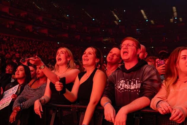 May 19, 2026, London, United Kingdom: The front row and crowd seen enjoying the Rayes concert. Raye brings her This Tour May Contain New Music arena tour back to the O2 London. Raye s support acts on the tour and her younger sisters and rising artists, ABSOLUTELY and AMMA London United Kingdom - ZUMAs197 20260519_aaa_s197_527 Copyright: xBonniexBritainx