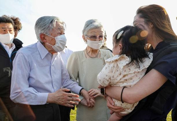 Ex-Emperor Akihito stays at imperial villa in Hayama Former Japanese Emperor Akihito (L) and former Empress Michiko (C) chat with people while taking a walk around an imperial villa in Hayama in Kanagawa Prefecture, near Tokyo, on May 19, 2026. The couple will stay at the villa through May 26. (Pool photo)  A14AA0005586771P
