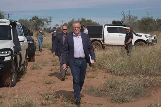 ANTHONY ALBANESE ALICE SPRINGS VISIT, Prime Minister Anthony Albanese arrives to speak to the media during a press conference in Alice Springs, Northern Territory, Wednesday, May 20, 2026. ( NO ARCHIVING ALICE SPRINGS NORTHERN TERRITORY AUSTRALIA  Copyright: xABCx 20260520139307517966