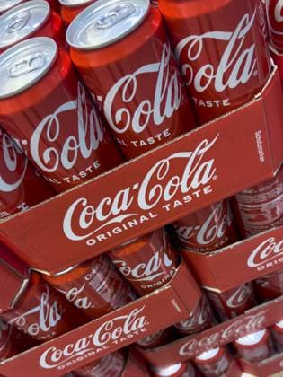 Coca-Cola Dosen mit Aufschrift Original Taste Getränkedosen in Kartonage, international Coca-Cola cans with the inscription Original Taste beverage cans in cardboard, international Copyright: imageBROKER FrankxSchneider iblfrs17786965.jpg