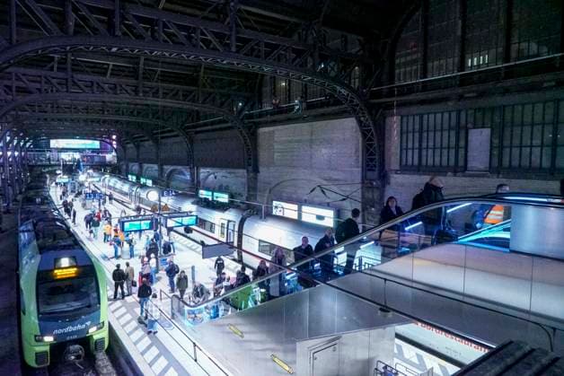 CNTV DACHREINIGUNG- Industriekletterer Fensterputzer haengen in 25 meter hohe an der Glasfassade unter dem Dach des Hamburger Hauptbahnhofes am 20.06.2026 in Hamburg In der Nacht haben Arbeiter Teile der Seitenfenster der 150 Meter langen und 114 Meter breiten Halle des Hamburger Hauptbahnhofes gereinigt und ueberprueft. Die Arbeiter hingen mit Seilen gesichert ich ca. 25 Meter Höhe direkt über dem Gleis 14 an der Glasseitenwand Hauptbahnhof Hamburg Deutschland *** CNTV ROOF CLEANING Industrial climbers Window cleaners hang 25 meters high on the glass facade under the roof of Hamburg Central Station on 20 06 2026 in Hamburg During the night, workers cleaned and inspected parts of the side windows of the 150 meter long and 114 meter wide