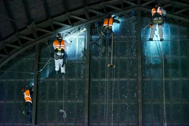 CNTV DACHREINIGUNG- Industriekletterer Fensterputzer haengen in 25 meter hohe an der Glasfassade unter dem Dach des Hamburger Hauptbahnhofes am 20.06.2026 in Hamburg In der Nacht haben Arbeiter Teile der Seitenfenster der 150 Meter langen und 114 Meter breiten Halle des Hamburger Hauptbahnhofes gereinigt und ueberprueft. Die Arbeiter hingen mit Seilen gesichert ich ca. 25 Meter Höhe direkt über dem Gleis 14 an der Glasseitenwand Hauptbahnhof Hamburg Deutschland *** CNTV ROOF CLEANING Industrial climbers Window cleaners hang 25 meters high on the glass facade under the roof of Hamburg Central Station on 20 06 2026 in Hamburg During the night, workers cleaned and inspected parts of the side windows of the 150 meter long and 114 meter wide