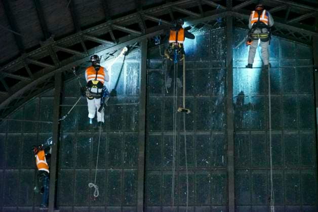 CNTV DACHREINIGUNG- Industriekletterer Fensterputzer haengen in 25 meter hohe an der Glasfassade unter dem Dach des Hamburger Hauptbahnhofes am 20.06.2026 in Hamburg In der Nacht haben Arbeiter Teile der Seitenfenster der 150 Meter langen und 114 Meter breiten Halle des Hamburger Hauptbahnhofes gereinigt und ueberprueft. Die Arbeiter hingen mit Seilen gesichert ich ca. 25 Meter Höhe direkt über dem Gleis 14 an der Glasseitenwand Hauptbahnhof Hamburg Deutschland *** CNTV ROOF CLEANING Industrial climbers Window cleaners hang 25 meters high on the glass facade under the roof of Hamburg Central Station on 20 06 2026 in Hamburg During the night, workers cleaned and inspected parts of the side windows of the 150 meter long and 114 meter wide