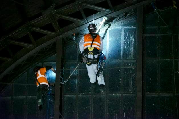 CNTV DACHREINIGUNG- Industriekletterer Fensterputzer haengen in 25 meter hohe an der Glasfassade unter dem Dach des Hamburger Hauptbahnhofes am 20.06.2026 in Hamburg In der Nacht haben Arbeiter Teile der Seitenfenster der 150 Meter langen und 114 Meter breiten Halle des Hamburger Hauptbahnhofes gereinigt und ueberprueft. Die Arbeiter hingen mit Seilen gesichert ich ca. 25 Meter Höhe direkt über dem Gleis 14 an der Glasseitenwand Hauptbahnhof Hamburg Deutschland *** CNTV ROOF CLEANING Industrial climbers Window cleaners hang 25 meters high on the glass facade under the roof of Hamburg Central Station on 20 06 2026 in Hamburg During the night, workers cleaned and inspected parts of the side windows of the 150 meter long and 114 meter wide