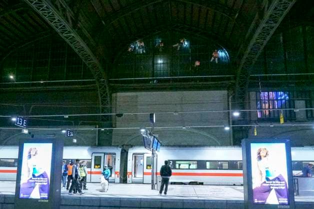CNTV DACHREINIGUNG- Industriekletterer Fensterputzer haengen in 25 meter hohe an der Glasfassade unter dem Dach des Hamburger Hauptbahnhofes am 20.06.2026 in Hamburg In der Nacht haben Arbeiter Teile der Seitenfenster der 150 Meter langen und 114 Meter breiten Halle des Hamburger Hauptbahnhofes gereinigt und ueberprueft. Die Arbeiter hingen mit Seilen gesichert ich ca. 25 Meter Höhe direkt über dem Gleis 14 an der Glasseitenwand Hauptbahnhof Hamburg Deutschland *** CNTV ROOF CLEANING Industrial climbers Window cleaners hang 25 meters high on the glass facade under the roof of Hamburg Central Station on 20 06 2026 in Hamburg During the night, workers cleaned and inspected parts of the side windows of the 150 meter long and 114 meter wide