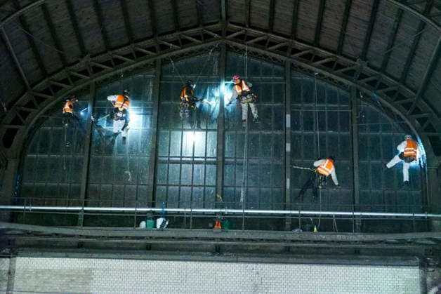 CNTV DACHREINIGUNG- Industriekletterer Fensterputzer haengen in 25 meter hohe an der Glasfassade unter dem Dach des Hamburger Hauptbahnhofes am 20.06.2026 in Hamburg In der Nacht haben Arbeiter Teile der Seitenfenster der 150 Meter langen und 114 Meter breiten Halle des Hamburger Hauptbahnhofes gereinigt und ueberprueft. Die Arbeiter hingen mit Seilen gesichert ich ca. 25 Meter Höhe direkt über dem Gleis 14 an der Glasseitenwand Hauptbahnhof Hamburg Deutschland *** CNTV ROOF CLEANING Industrial climbers Window cleaners hang 25 meters high on the glass facade under the roof of Hamburg Central Station on 20 06 2026 in Hamburg During the night, workers cleaned and inspected parts of the side windows of the 150 meter long and 114 meter wide