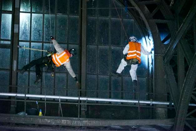 CNTV DACHREINIGUNG- Industriekletterer Fensterputzer haengen in 25 meter hohe an der Glasfassade unter dem Dach des Hamburger Hauptbahnhofes am 20.06.2026 in Hamburg In der Nacht haben Arbeiter Teile der Seitenfenster der 150 Meter langen und 114 Meter breiten Halle des Hamburger Hauptbahnhofes gereinigt und ueberprueft. Die Arbeiter hingen mit Seilen gesichert ich ca. 25 Meter Höhe direkt über dem Gleis 14 an der Glasseitenwand Hauptbahnhof Hamburg Deutschland *** CNTV ROOF CLEANING Industrial climbers Window cleaners hang 25 meters high on the glass facade under the roof of Hamburg Central Station on 20 06 2026 in Hamburg During the night, workers cleaned and inspected parts of the side windows of the 150 meter long and 114 meter wide