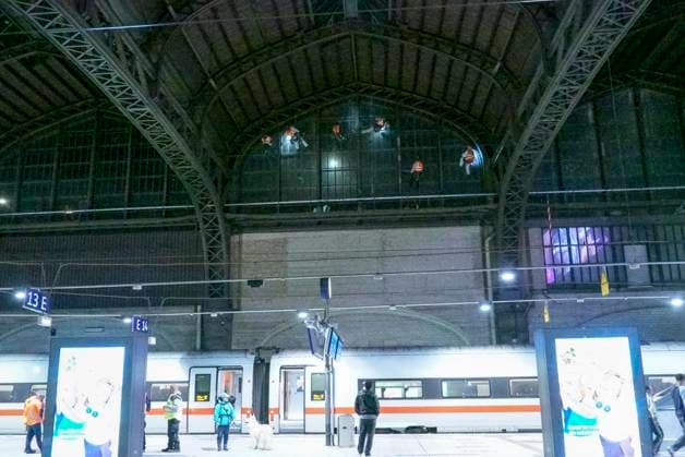 CNTV DACHREINIGUNG- Industriekletterer Fensterputzer haengen in 25 meter hohe an der Glasfassade unter dem Dach des Hamburger Hauptbahnhofes am 20.06.2026 in Hamburg In der Nacht haben Arbeiter Teile der Seitenfenster der 150 Meter langen und 114 Meter breiten Halle des Hamburger Hauptbahnhofes gereinigt und ueberprueft. Die Arbeiter hingen mit Seilen gesichert ich ca. 25 Meter Höhe direkt über dem Gleis 14 an der Glasseitenwand Hauptbahnhof Hamburg Deutschland *** CNTV ROOF CLEANING Industrial climbers Window cleaners hang 25 meters high on the glass facade under the roof of Hamburg Central Station on 20 06 2026 in Hamburg During the night, workers cleaned and inspected parts of the side windows of the 150 meter long and 114 meter wide