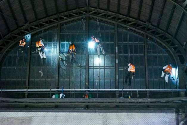 CNTV DACHREINIGUNG- Industriekletterer Fensterputzer haengen in 25 meter hohe an der Glasfassade unter dem Dach des Hamburger Hauptbahnhofes am 20.06.2026 in Hamburg In der Nacht haben Arbeiter Teile der Seitenfenster der 150 Meter langen und 114 Meter breiten Halle des Hamburger Hauptbahnhofes gereinigt und ueberprueft. Die Arbeiter hingen mit Seilen gesichert ich ca. 25 Meter Höhe direkt über dem Gleis 14 an der Glasseitenwand Hauptbahnhof Hamburg Deutschland *** CNTV ROOF CLEANING Industrial climbers Window cleaners hang 25 meters high on the glass facade under the roof of Hamburg Central Station on 20 06 2026 in Hamburg During the night, workers cleaned and inspected parts of the side windows of the 150 meter long and 114 meter wide