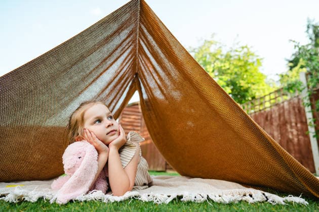 Little girl relaxing in a blanket tent in backyard, summer holiday Corby, England, United Kingdom CR_ATMT260518-2032807-01 ,model released, Symbolfoto